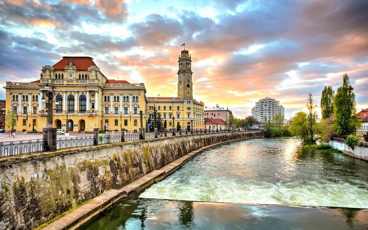 Private Apartment In The City Centre. Oradea Buitenkant foto